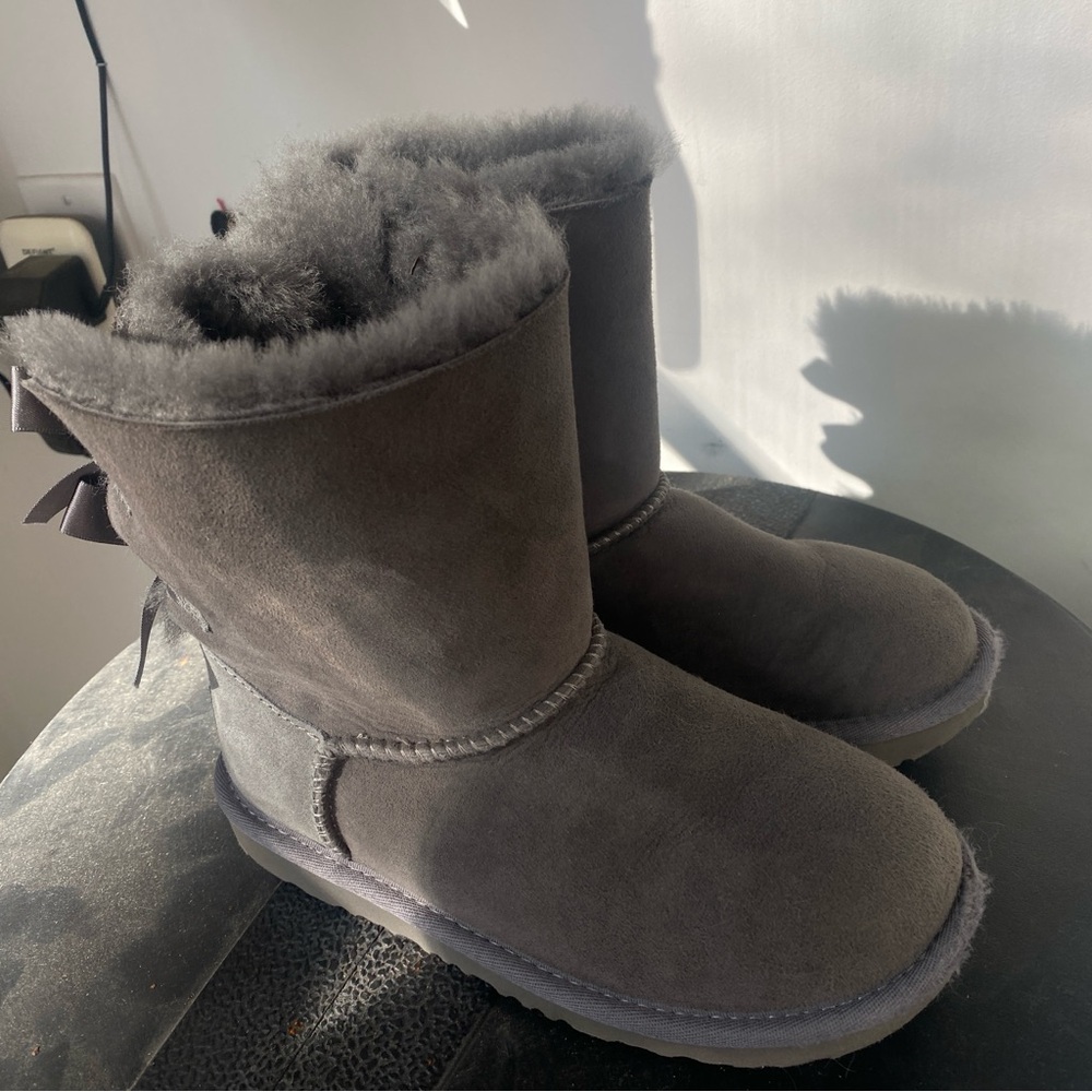Ugg Bailey Bow Tie Youth 2 Grey like new